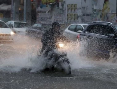 Καλοκαιρινό μπουρίνι «σάρωσε» την Αττική - Δρόμοι μετατράπηκαν σε «ποτάμια» - «Έπεσαν» 680 κεραυνοί!